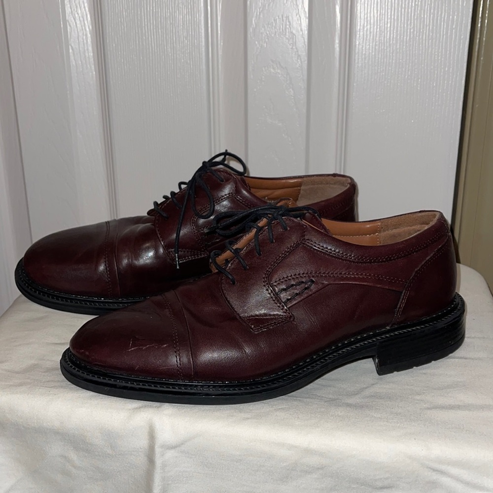 Men’s size 10M Stafford dark brown lace up oxfords